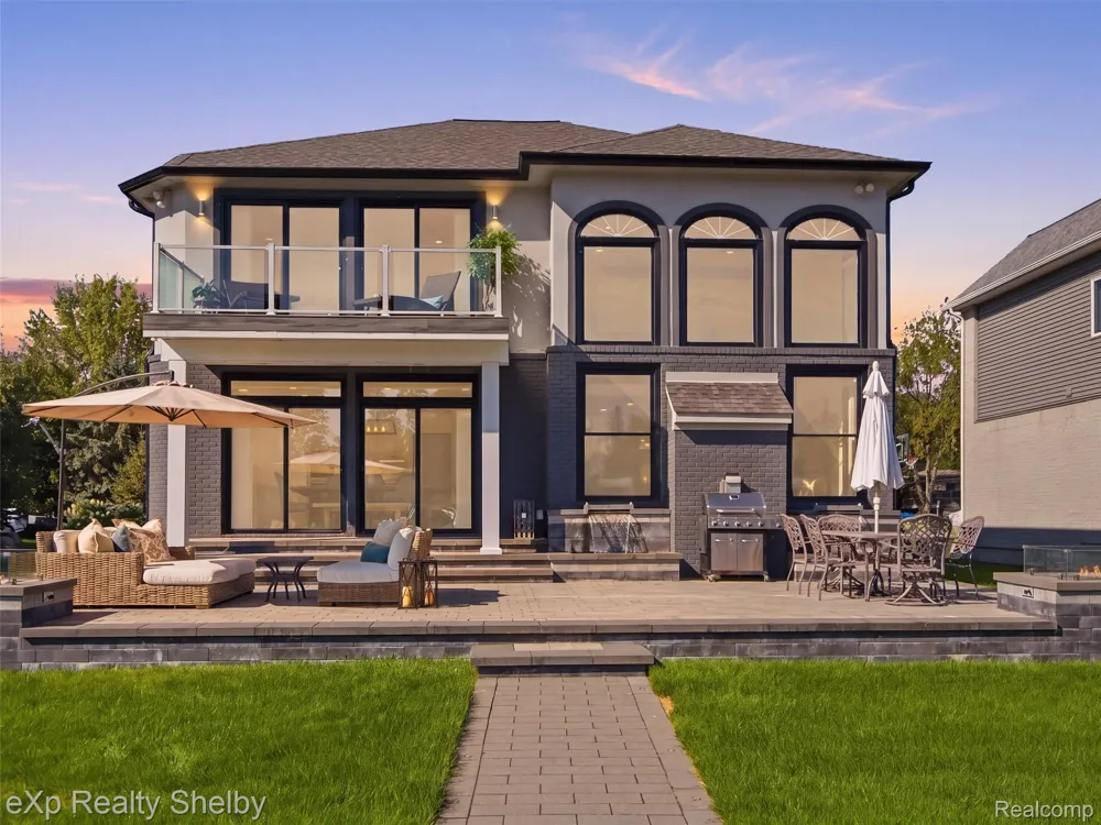 305 Beverly Estates Drive Waterford Charter Township, MI 48328