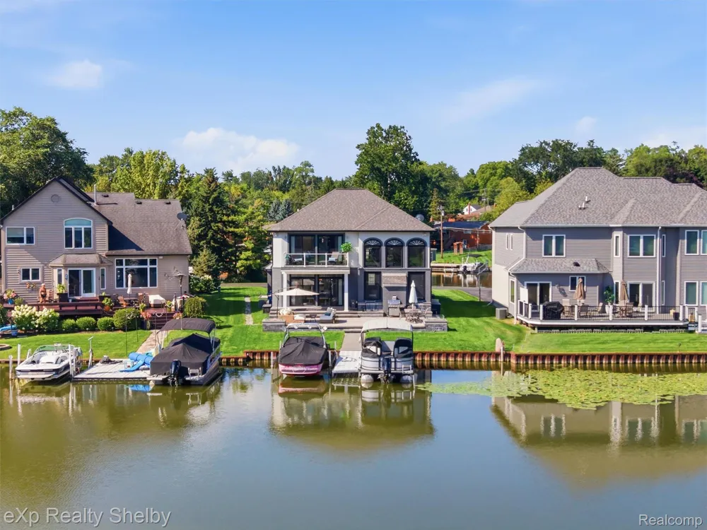 305 Beverly Estates Drive Waterford Charter Township, MI 48328