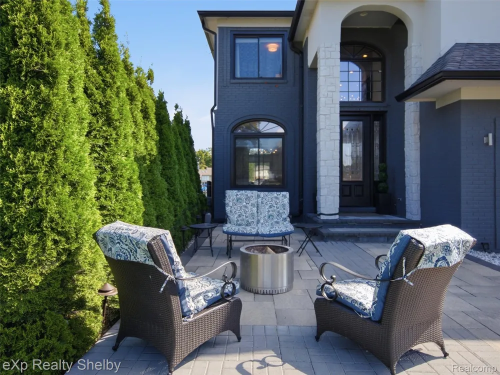 305 Beverly Estates Drive Waterford Charter Township, MI 48328