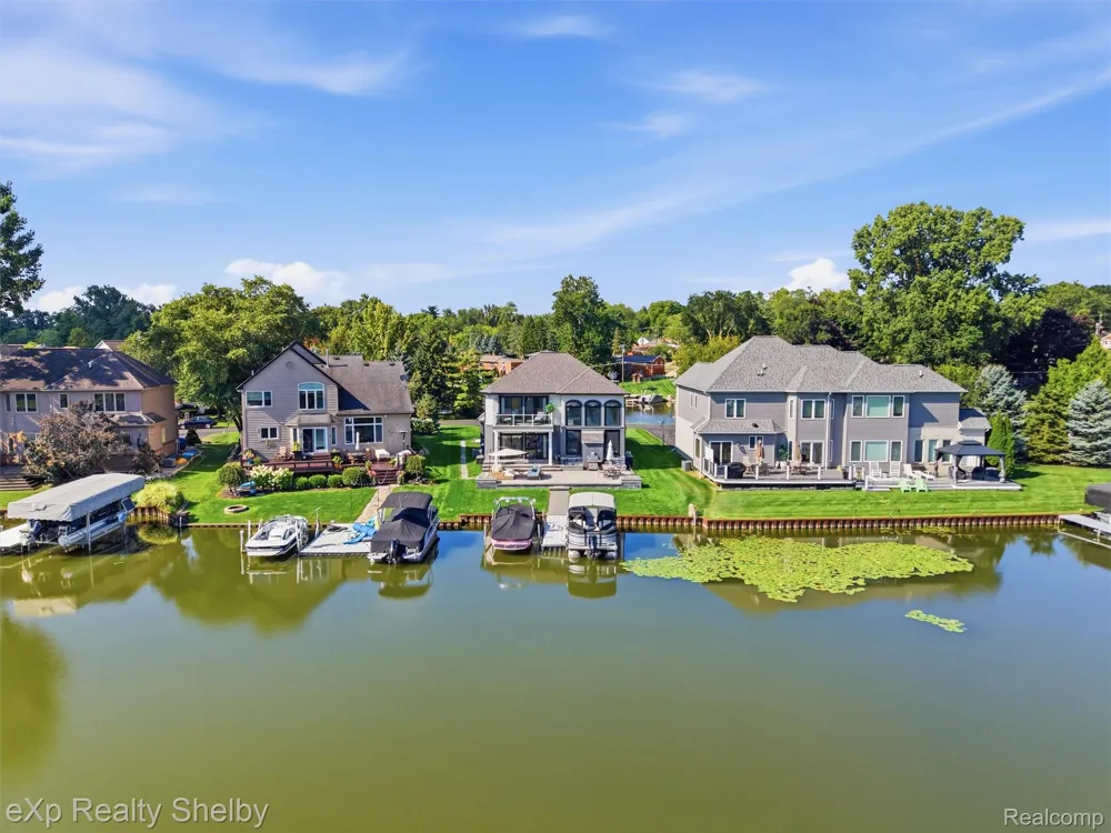 305 Beverly Estates Drive Waterford Charter Township, MI 48328