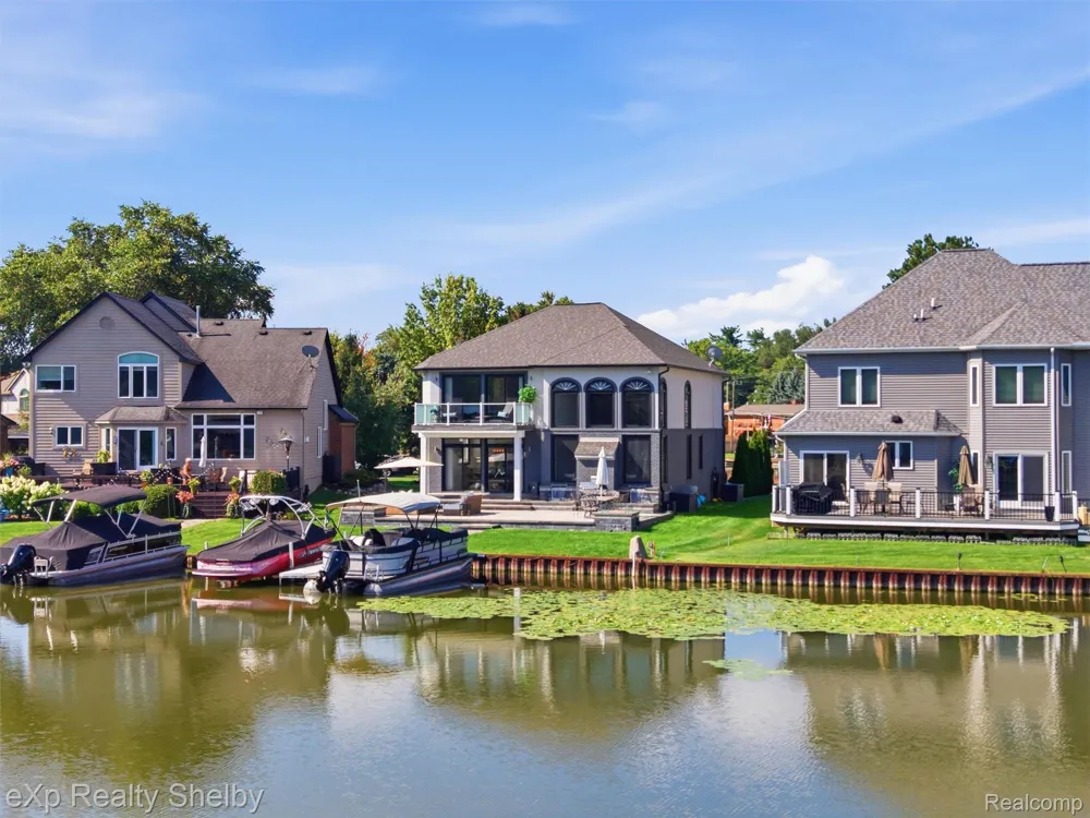 305 Beverly Estates Drive Waterford Charter Township, MI 48328