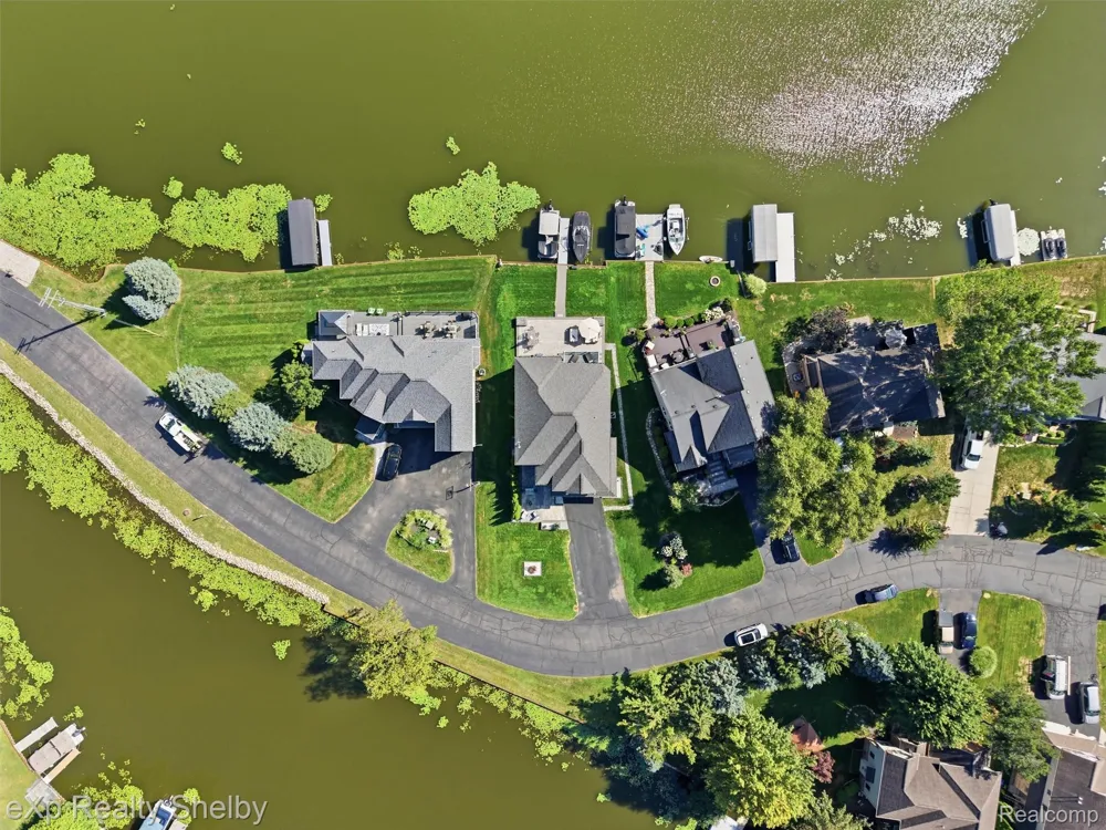 305 Beverly Estates Drive Waterford Charter Township, MI 48328