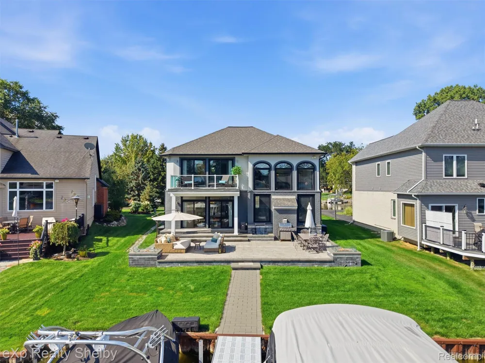 305 Beverly Estates Drive Waterford Charter Township, MI 48328