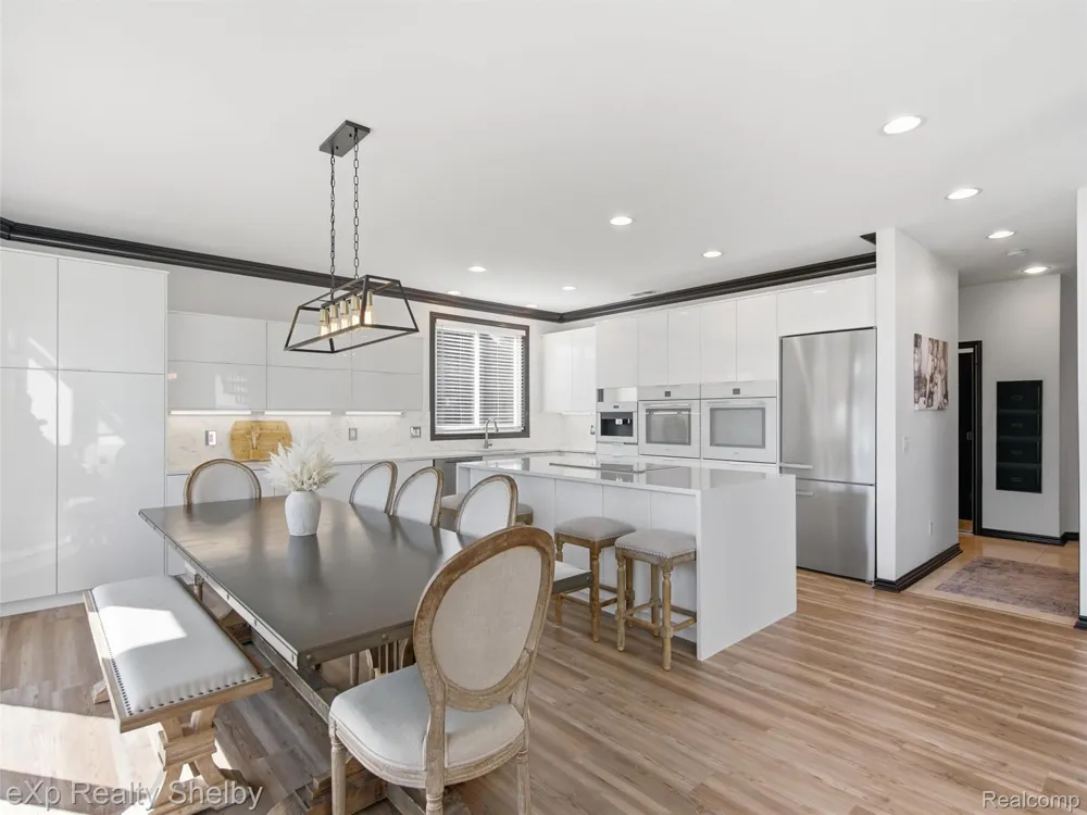 305 Beverly Estates Drive Waterford Charter Township, MI 48328