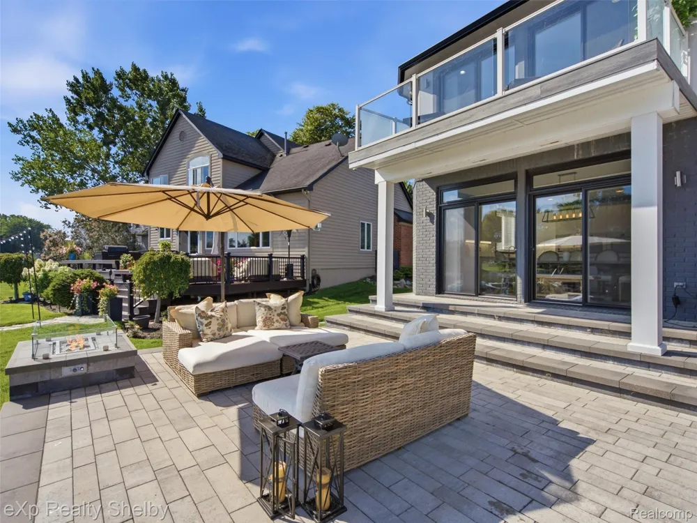 305 Beverly Estates Drive Waterford Charter Township, MI 48328