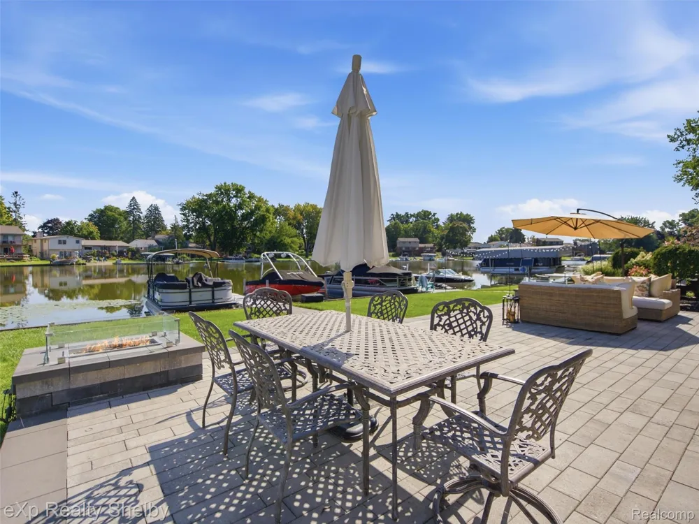 305 Beverly Estates Drive Waterford Charter Township, MI 48328