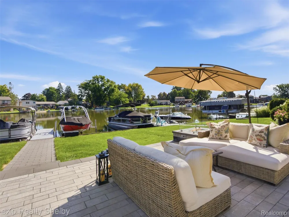 305 Beverly Estates Drive Waterford Charter Township, MI 48328