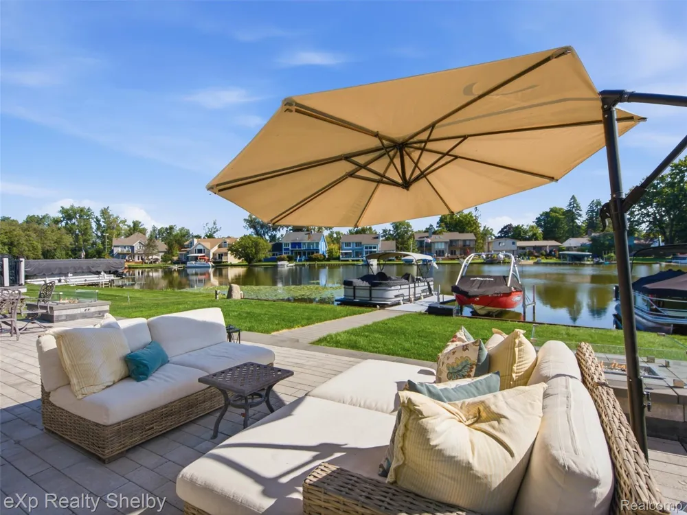 305 Beverly Estates Drive Waterford Charter Township, MI 48328