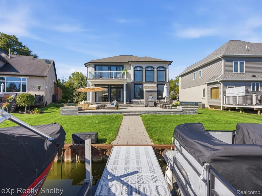 305 Beverly Estates Drive Waterford Charter Township, MI 48328