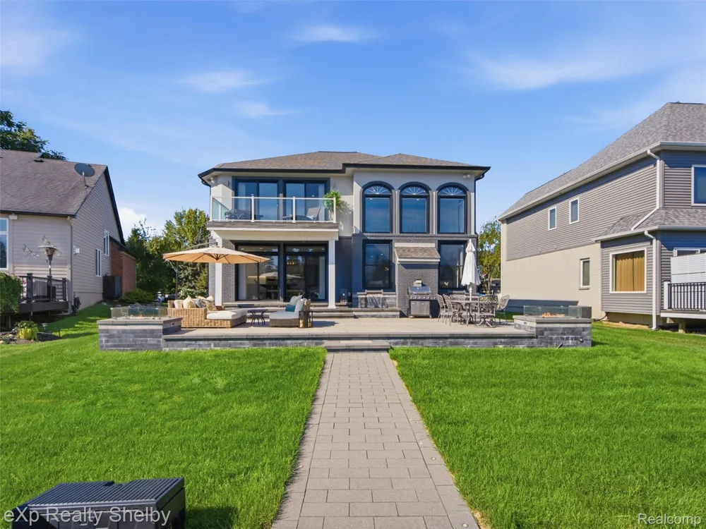 305 Beverly Estates Drive Waterford Charter Township, MI 48328