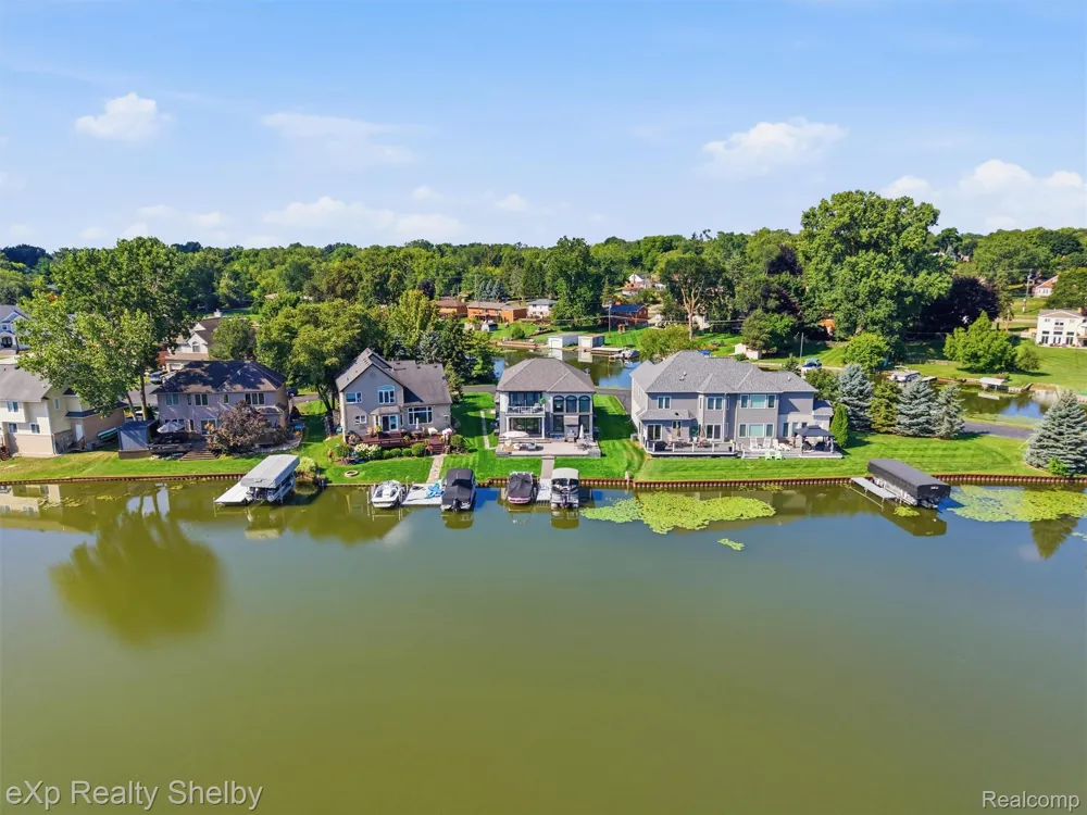 305 Beverly Estates Drive Waterford Charter Township, MI 48328