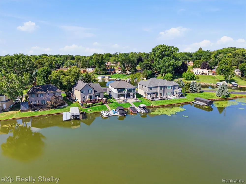 305 Beverly Estates Drive Waterford Charter Township, MI 48328