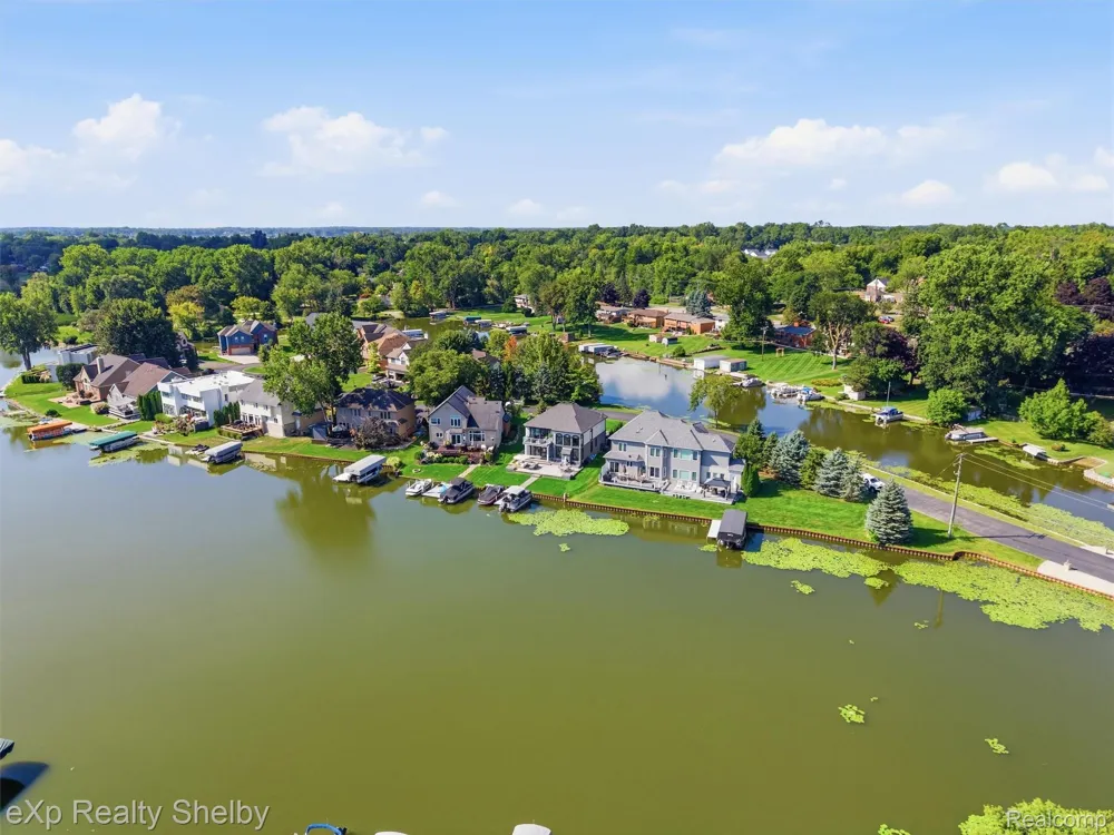 305 Beverly Estates Drive Waterford Charter Township, MI 48328