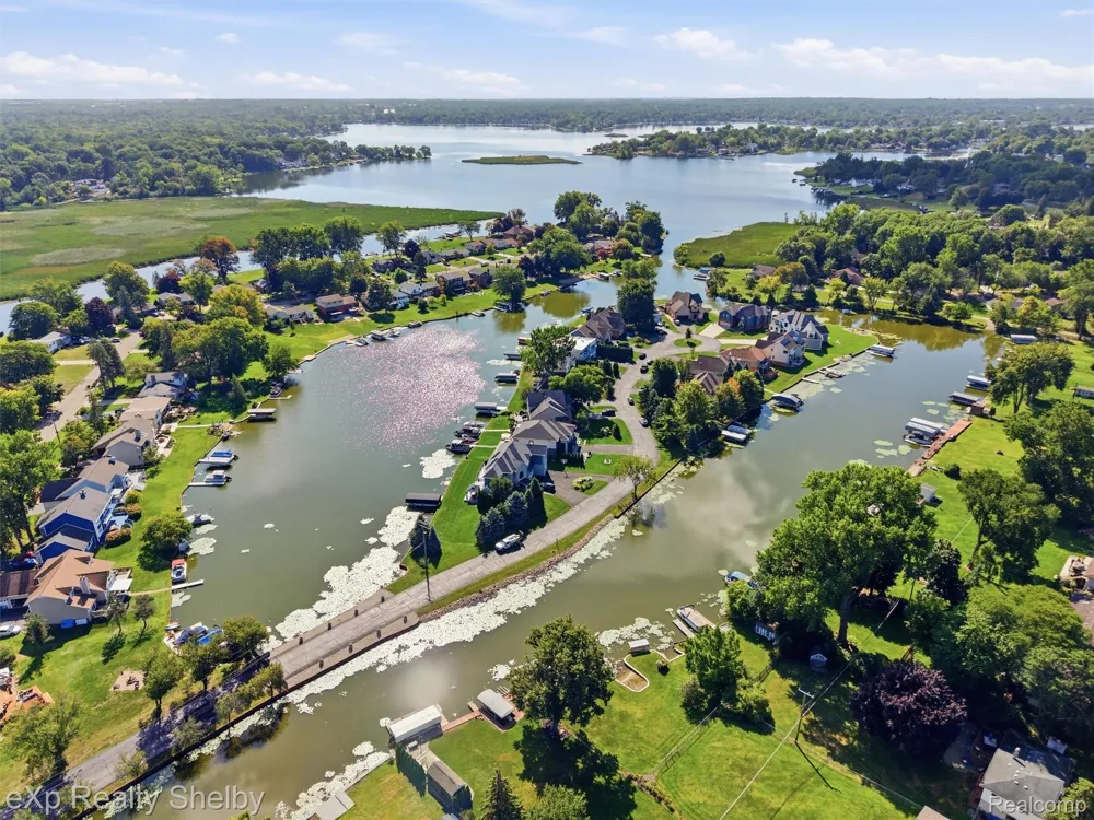 305 Beverly Estates Drive Waterford Charter Township, MI 48328