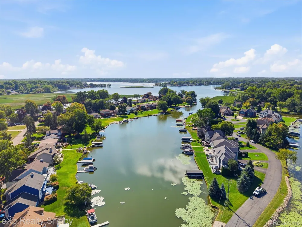 305 Beverly Estates Drive Waterford Charter Township, MI 48328