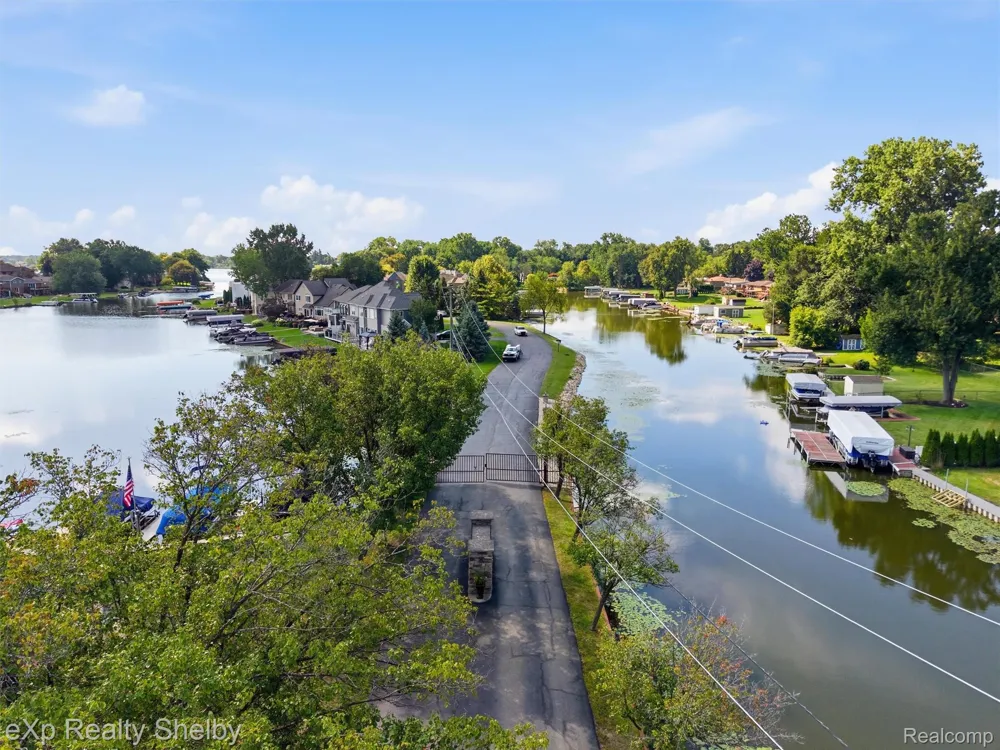 305 Beverly Estates Drive Waterford Charter Township, MI 48328