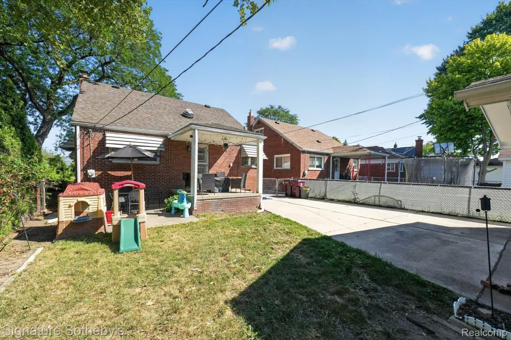 7348 Helen Road Center Line City, MI 48015