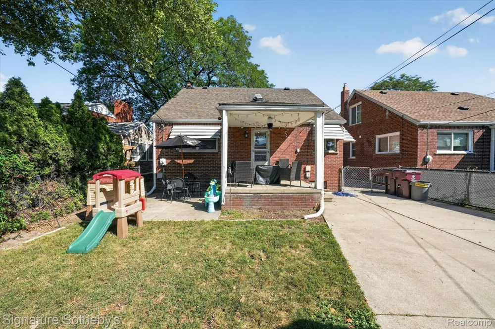 7348 Helen Road Center Line City, MI 48015