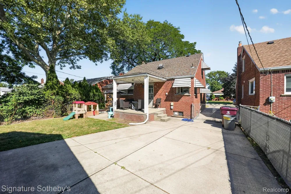 7348 Helen Road Center Line City, MI 48015