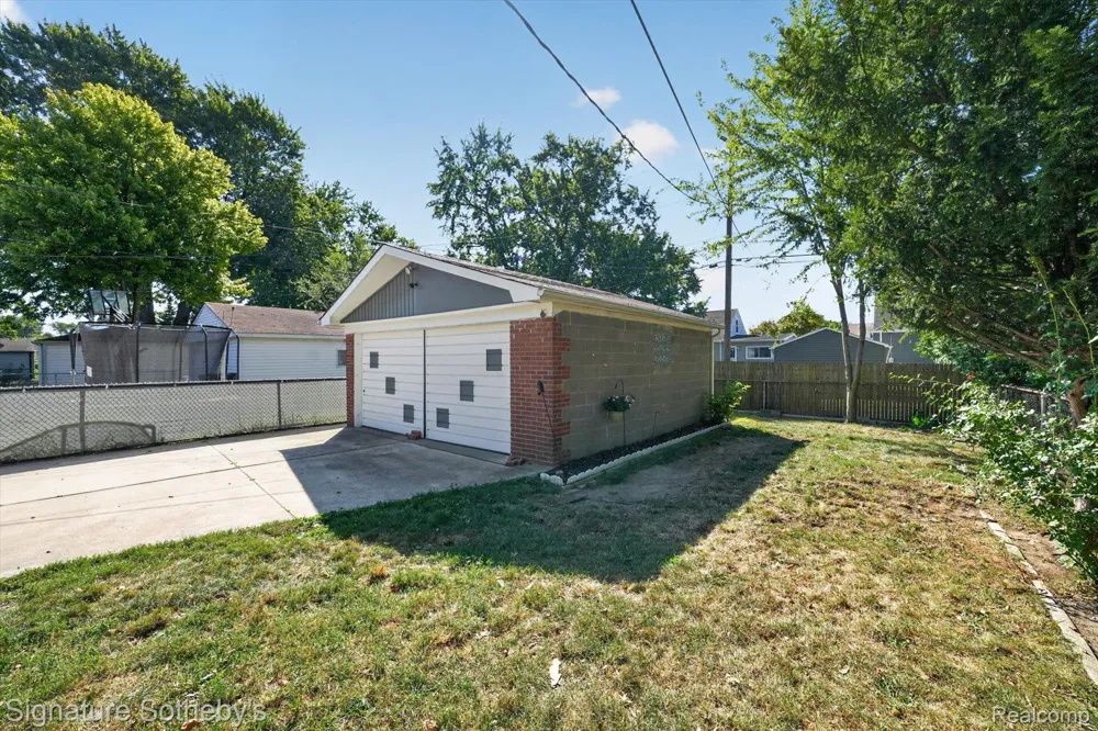 7348 Helen Road Center Line City, MI 48015