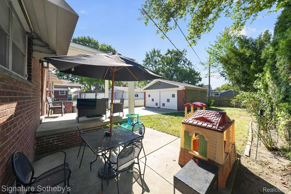 7348 Helen Road Center Line City, MI 48015