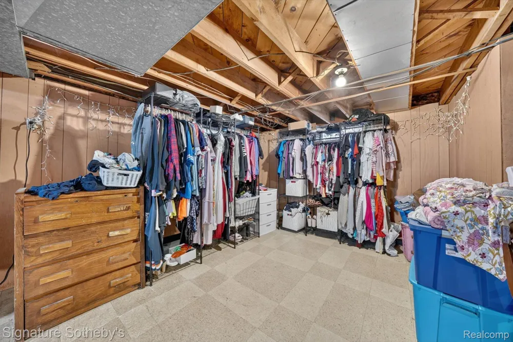 7348 Helen Road Center Line City, MI 48015