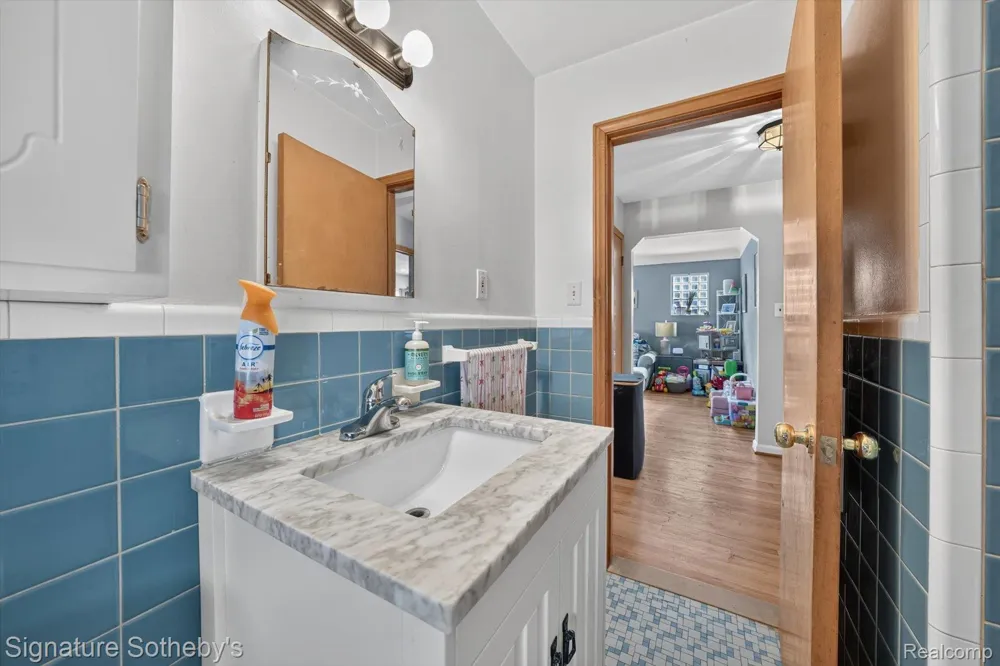 7348 Helen Road Center Line City, MI 48015