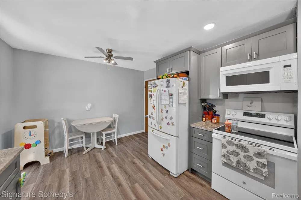 7348 Helen Road Center Line City, MI 48015