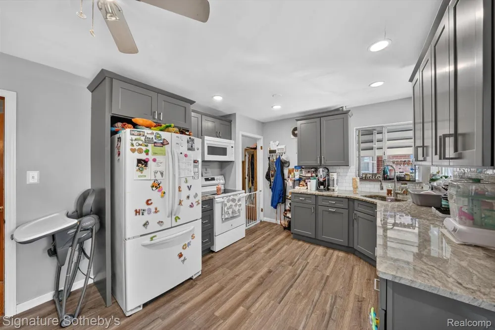7348 Helen Road Center Line City, MI 48015
