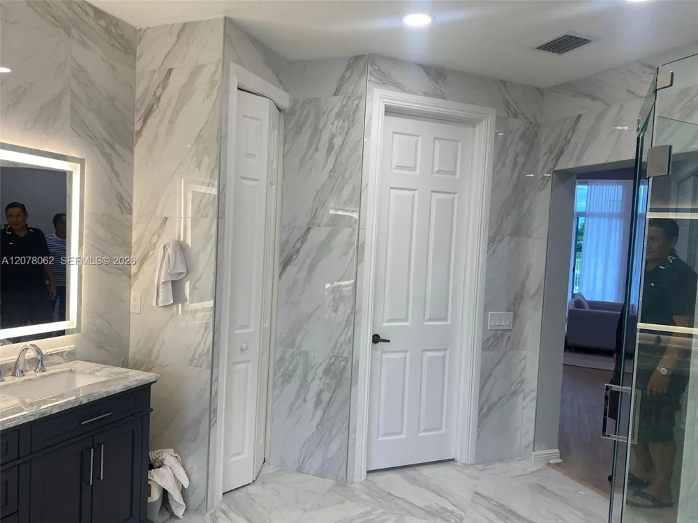 1360 Victoria Isle Dr Weston, FL 33327