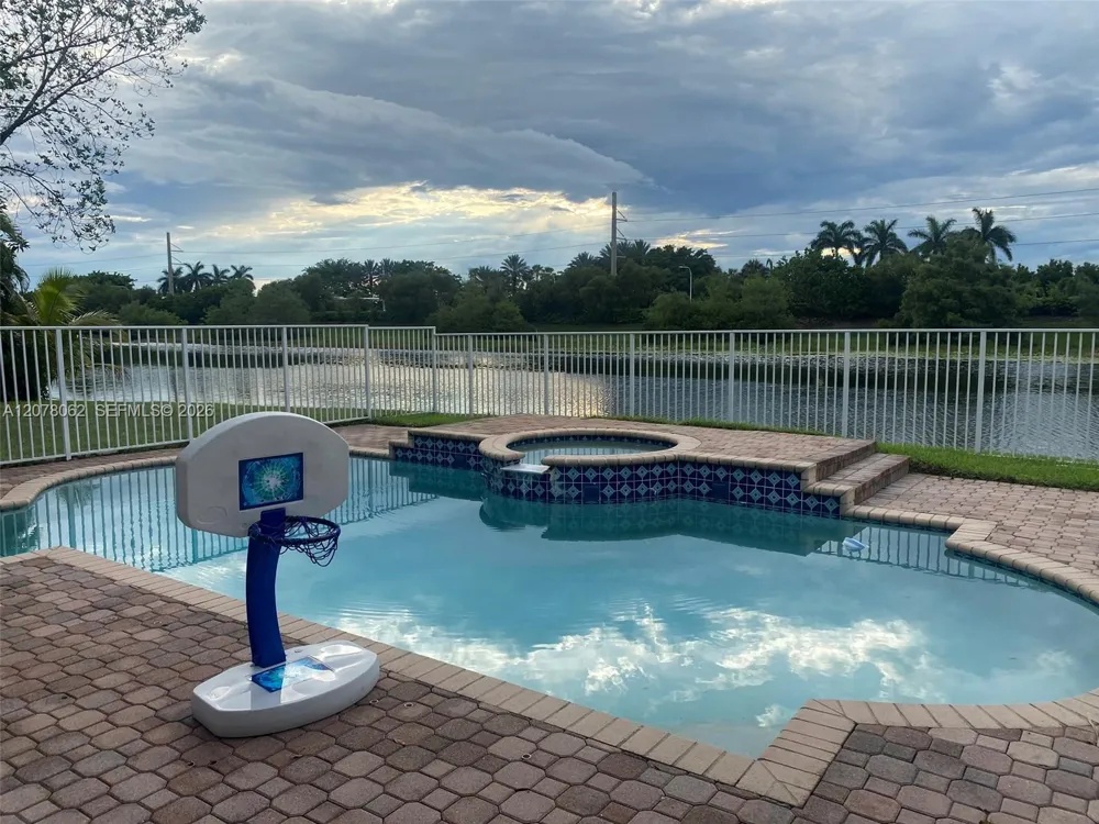 1360 Victoria Isle Dr Weston, FL 33327