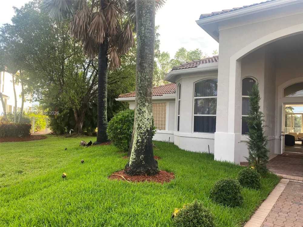 1360 Victoria Isle Dr Weston, FL 33327
