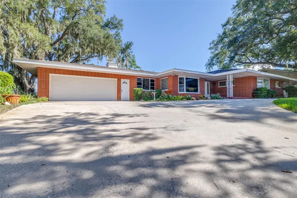300 CREST DRIVE Haines City, FL 33844