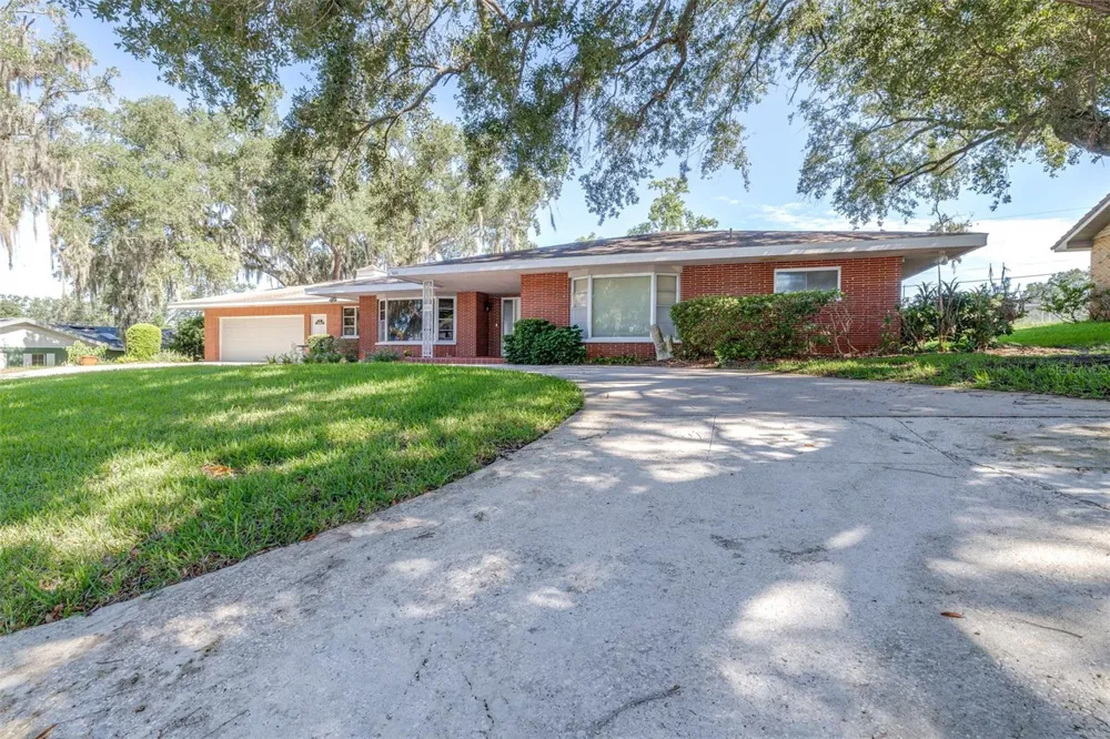 300 CREST DRIVE Haines City, FL 33844