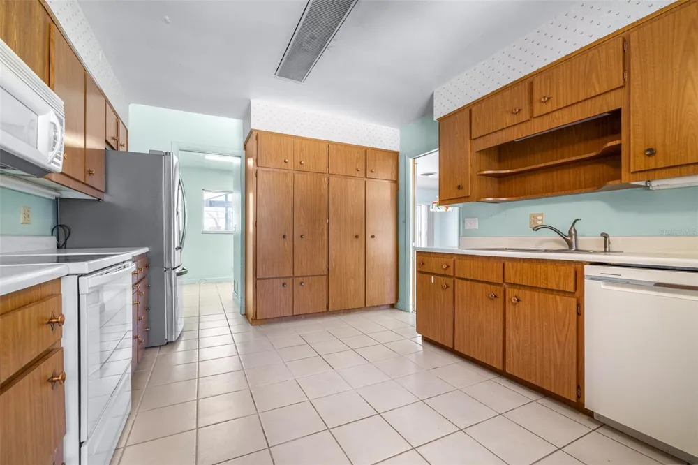 300 CREST DRIVE Haines City, FL 33844