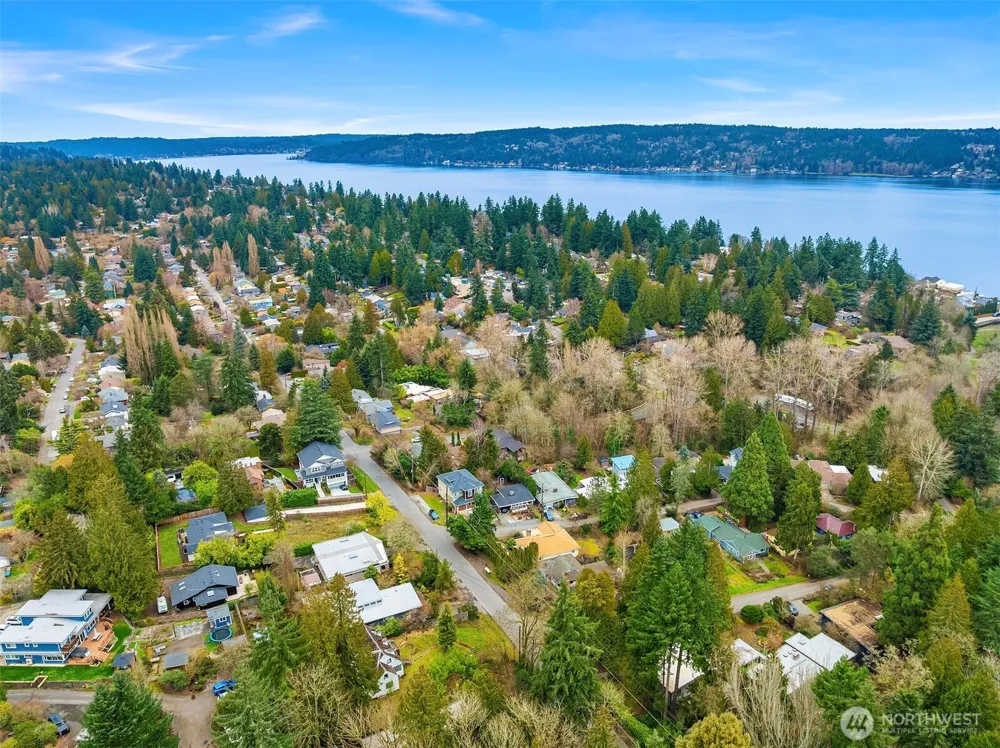 9229 45th Avenue NE Seattle, WA 98115
