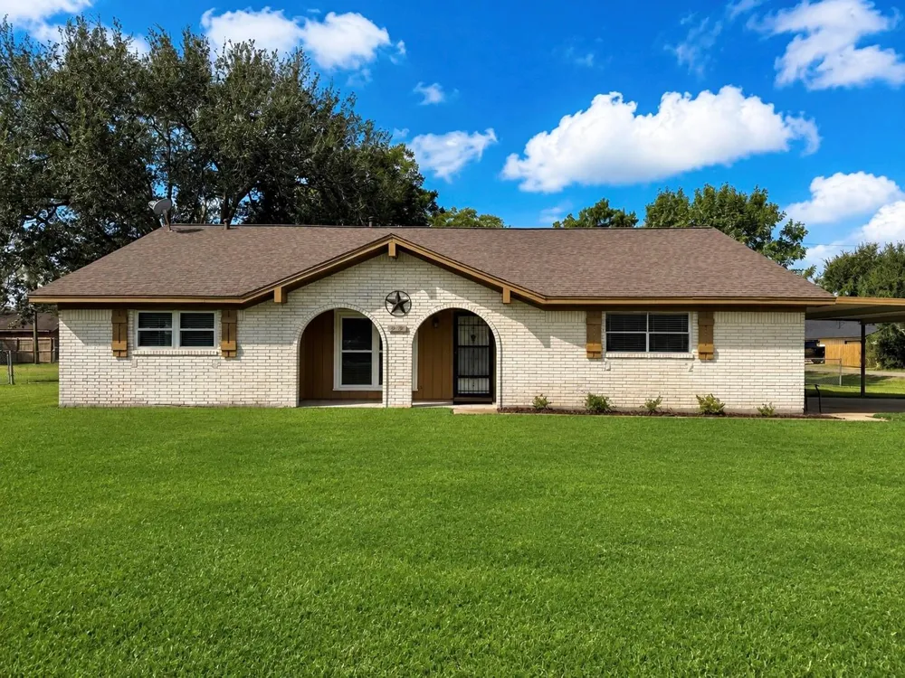 1302 Avenue H Danbury, TX 77534