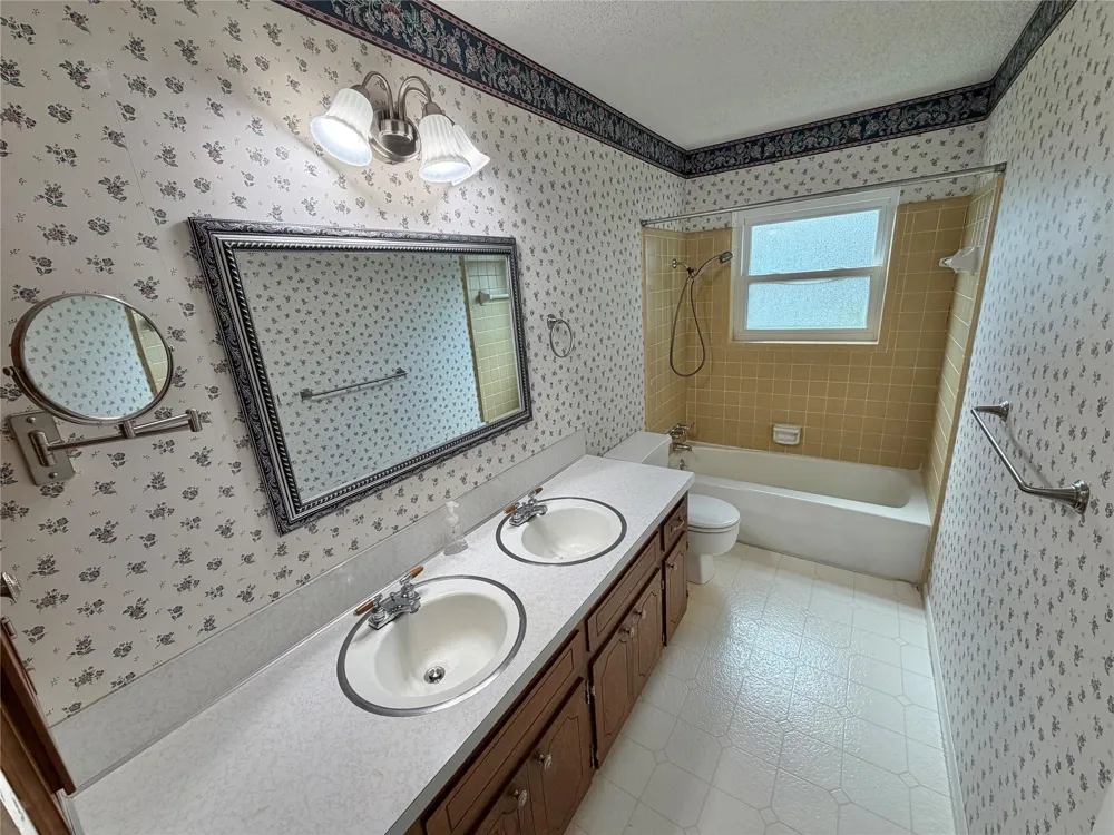 1302 Avenue H Danbury, TX 77534