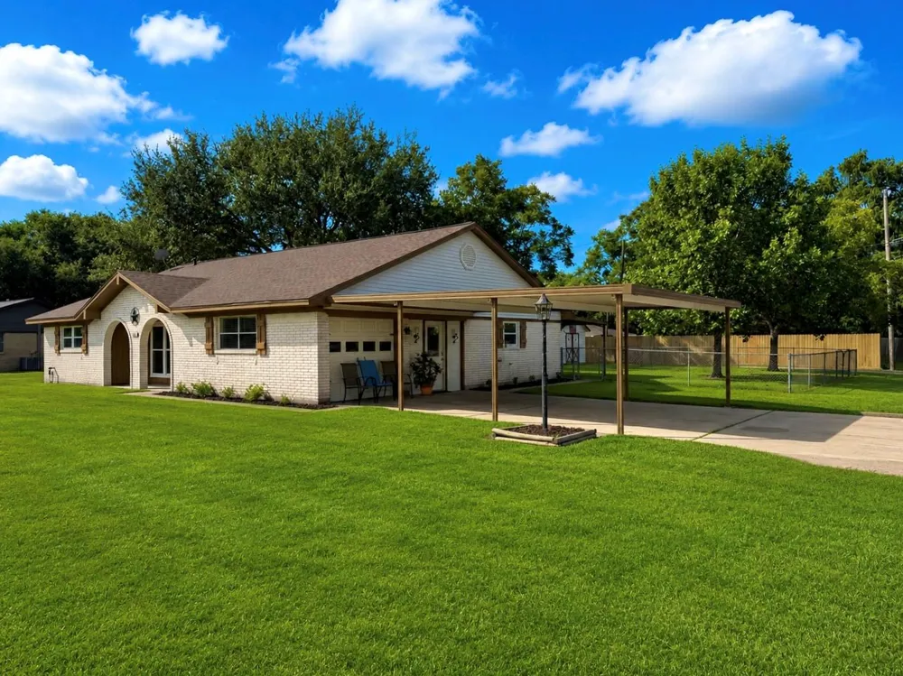 1302 Avenue H Danbury, TX 77534