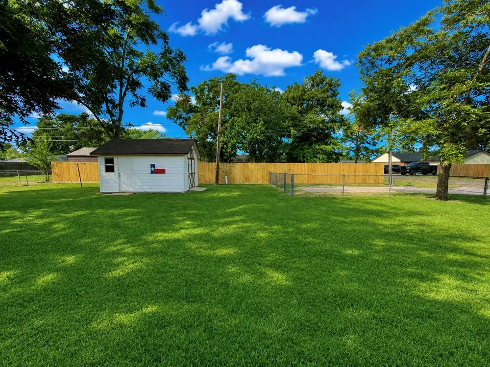 1302 Avenue H Danbury, TX 77534