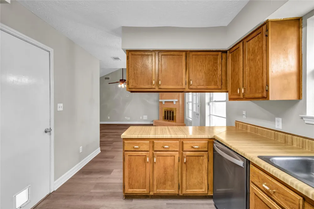 16 Ranch House Loop Angleton, TX 77515