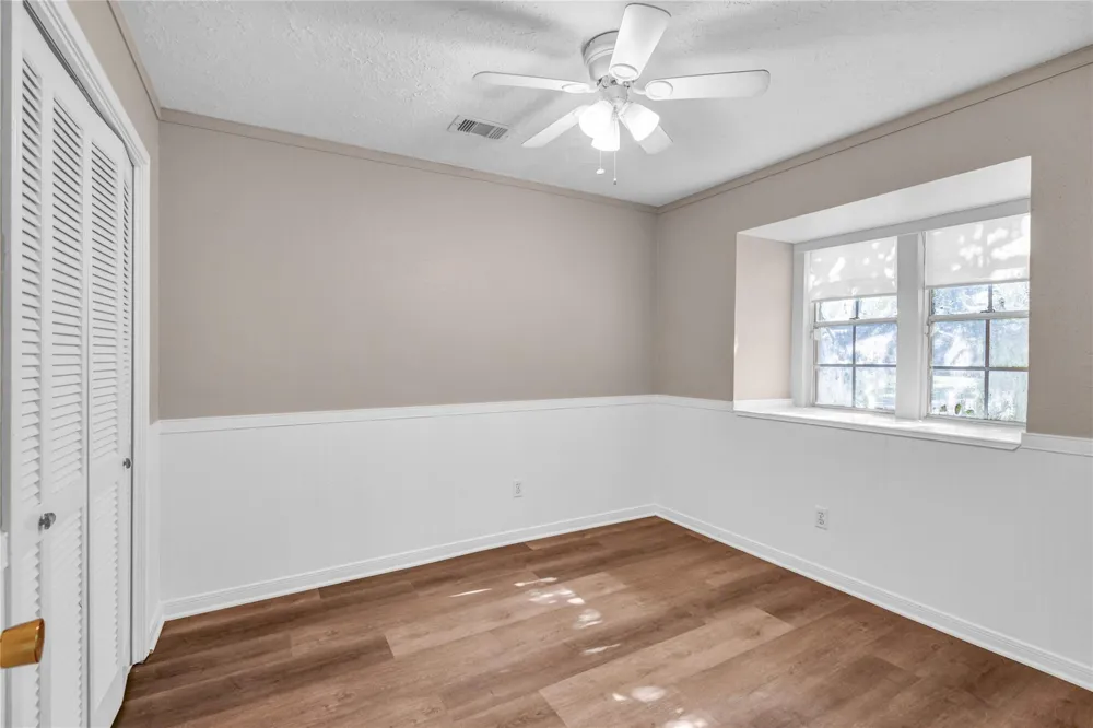 16 Ranch House Loop Angleton, TX 77515