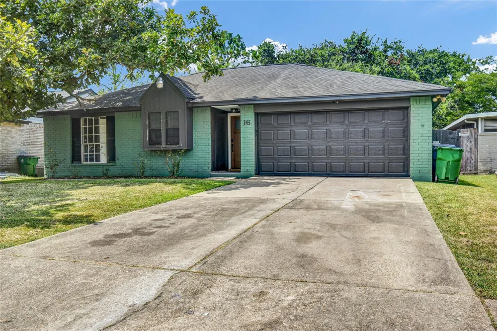 16 Ranch House Loop Angleton, TX 77515