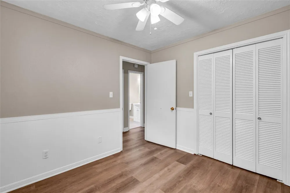 16 Ranch House Loop Angleton, TX 77515
