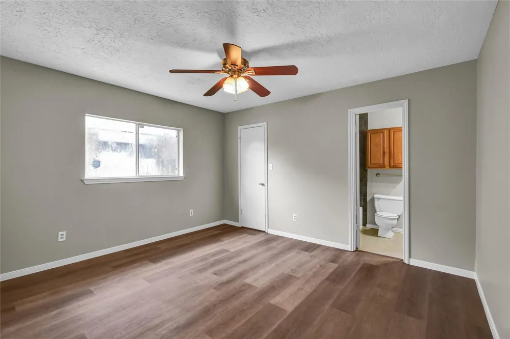 16 Ranch House Loop Angleton, TX 77515