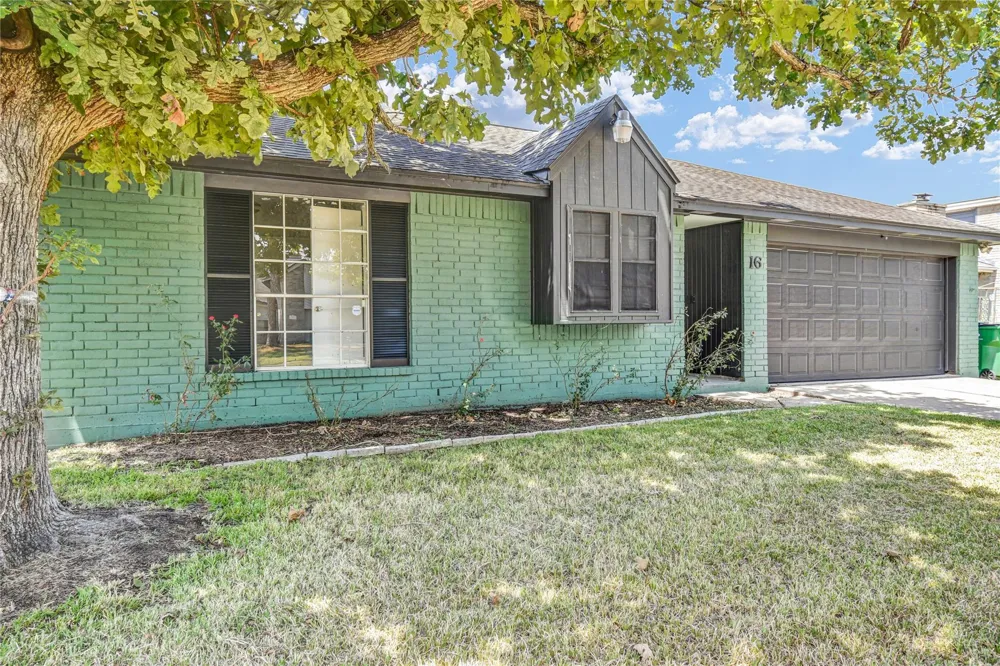 16 Ranch House Loop Angleton, TX 77515