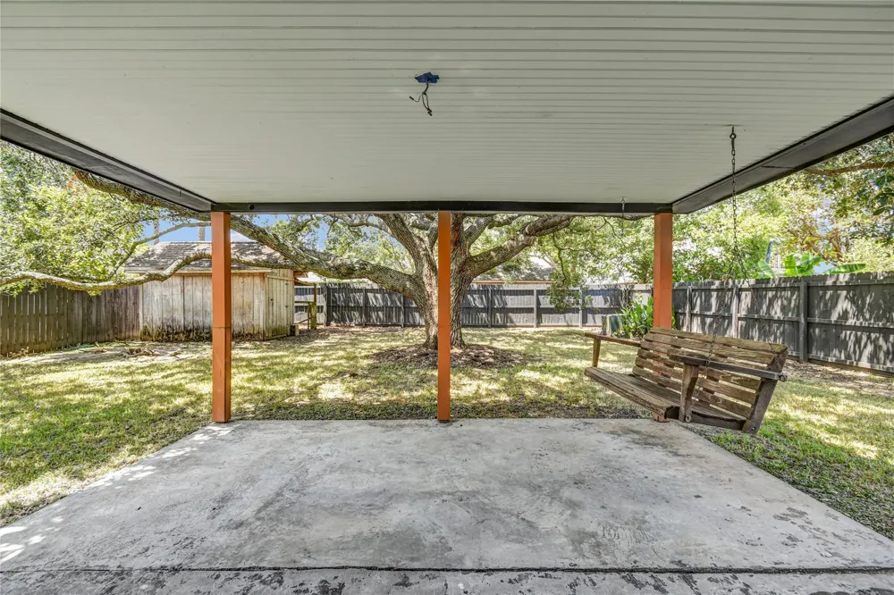 16 Ranch House Loop Angleton, TX 77515