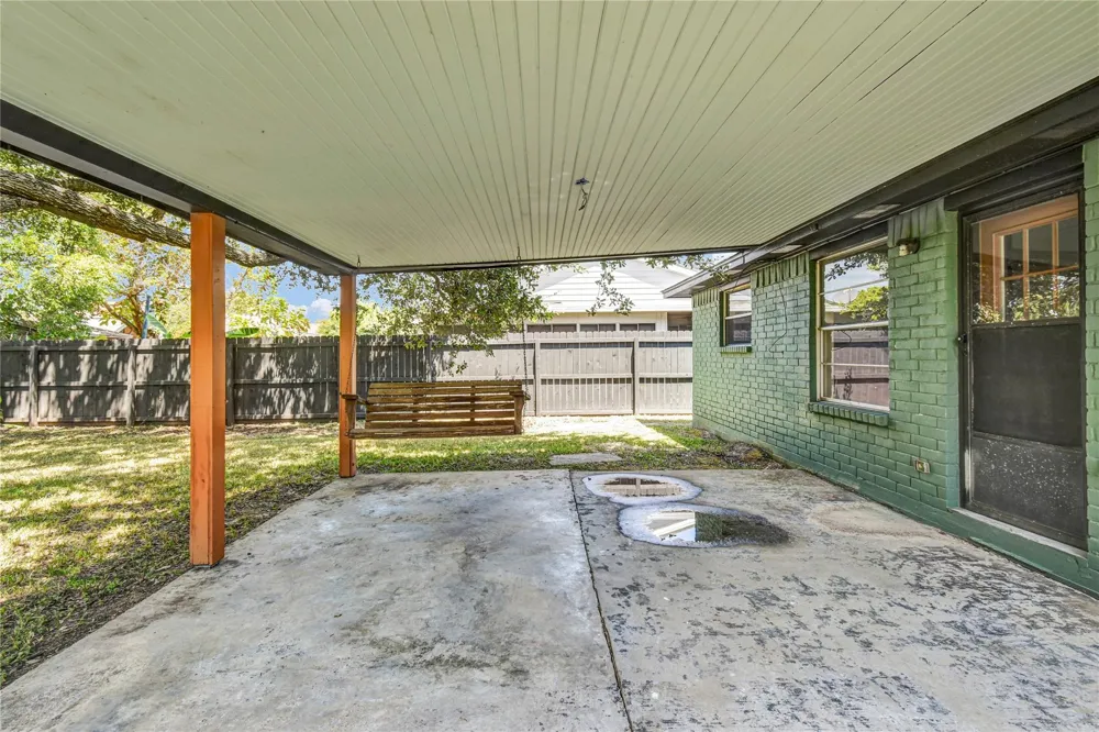 16 Ranch House Loop Angleton, TX 77515