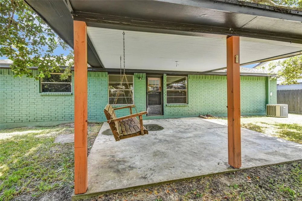 16 Ranch House Loop Angleton, TX 77515