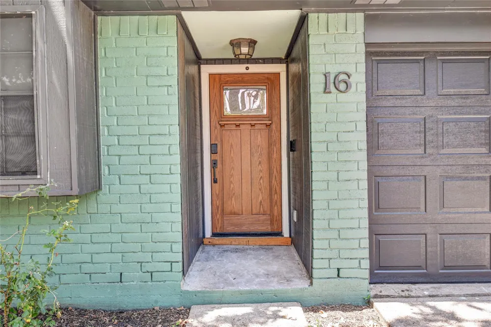 16 Ranch House Loop Angleton, TX 77515